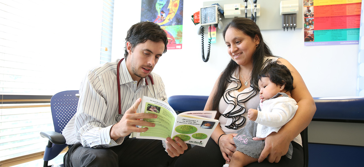 A pediatrician from the Greenlight study meets with a new mother.